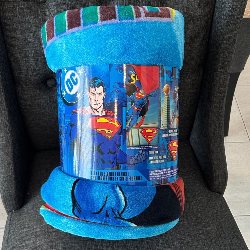 NEW 🆕 DC Superman Plush Slumber Blanket - 137x142 cm / 54x56 in open